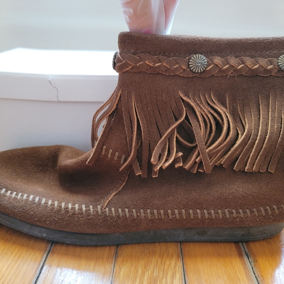 Minnetonka Moccasin - Picture 2 of 6
